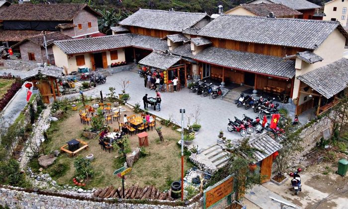  Nếu thích khung cảnh yên bình, hòa mình với thiên nhiên, du khách nên chọn ăn uống ở khu vực ngoài trời. 
