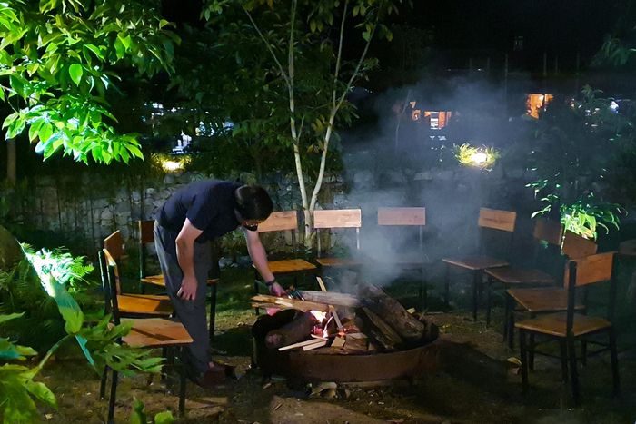  Suốt 2 năm, dịch Covid-19 khiến hoạt động du lịch địa phương nói chung và làng văn hóa bị đình trệ, ảnh hưởng không nhỏ. Để quay trở lại phục vụ, mang đến trải nghiệm tốt nhất cho du khách, huyện Mèo Vạc tiến hành nâng cấp, tu sửa một số công trình. Trong ảnh, nhân viên homestay đang chuẩn bị lửa trại ngoài trời cho du khách giao lưu văn hóa. 