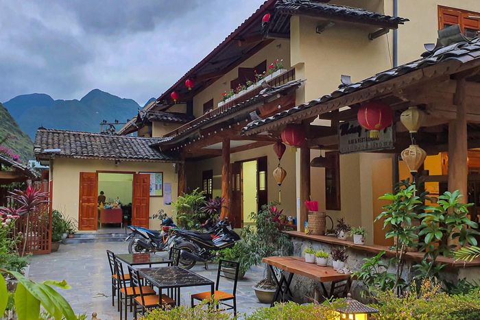  Ngoài quán ăn, cà phê, gian hàng trưng bày đồ lưu niệm thổ cẩm, vật dụng sinh hoạt thường ngày của người Mông, du khách còn được trải nghiệm dịch vụ gội đầu thảo dược, ngâm chân bằng lá thuốc. 