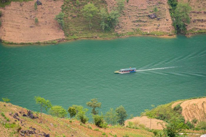  Hà Giang, nơi sinh sống của 22 dân tộc, được nhiều người biết đến với tên gọi "hoa mọc trên đá". Vẻ đẹp hoang sơ, kỳ vĩ và nét văn hóa đặc trưng của vùng đất Đông Bắc thu hút 66.000 lượt khách du lịch trong dịp 30/4-1/5 vừa qua. Trong đó, có 65.575 khách nội địa và 425 khách quốc tế, số khách lưu trú đạt 26.352 người, tăng 14,7% so với năm 2021. 