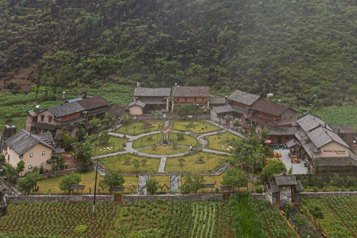 Nơi đây khá đa dạng loại hình lưu trú và homestay cho du khách lựa chọn tùy vào ngân sách, sở thích, có thể kể đến A Kiệt Homestay, Little Yen's Homestay, Meo Vac Clay House, Pa Vi Homestay... Mức giá chỗ ở dao động 150.000-1,5 triệu đồng/đêm. Mỗi phòng đều trang bị đầy đủ cơ bản như tivi, máy lạnh, trà, cà phê... 