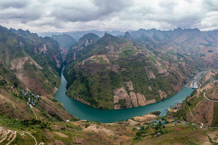  Trước khi nghỉ chân ở ngôi làng văn hóa thuộc thị trấn Mèo Vạc, du khách đi qua "con đường hạnh phúc" Mã Pí Lèng, từ trên cao nhìn xuống dòng Nho Quế xanh biếc. Với độ dài 20 km, Mã Pí Lèng hùng vĩ, hoang sơ, được mệnh danh là vua của những cung đường hiểm trở nhất Việt Nam. 