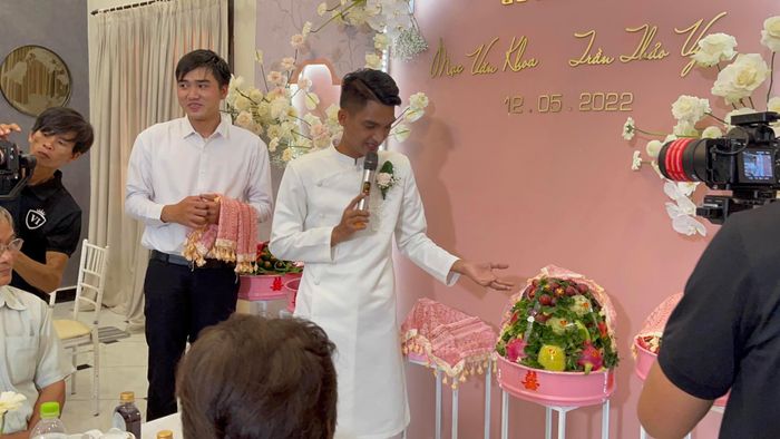  Trong lễ đính hôn, Mạc Văn Khoa chia sẻ sẽ sống hạnh phúc, nuôi con ngoan ngoãn. Sau khi được cha vợ giao con gái, Mạc Văn Khoa hứa chăm sóc Thảo Vy tốt. 