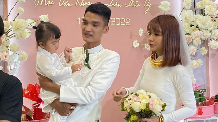  Khi được người thân, họ hàng hai bên tặng vàng, Mạc Văn Khoa nói vui: "Biết thế này, con tổ chức đám cưới sớm hơn". 
