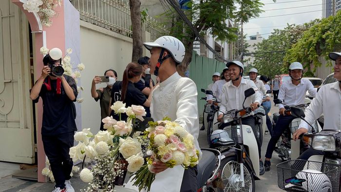  Nam diễn viên nói với Zing chiếc xe máy có nhiều kỷ niệm nên sau này, mua được xe hơi, xe máy mới, gia đình anh vẫn giữ nó. Hiện tại, bố mẹ nam diễn viên vẫn sử dụng xe ở quê. Và mới đây, anh mang xe vào TP.HCM để sửa sang lại trước khi dùng nó đi đón vợ. 