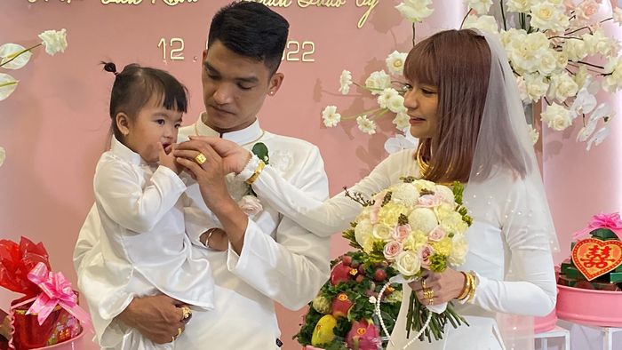  Chia sẻ với Zing, Thảo Vy cho biết những ngày qua cô và Mạc Văn Khoa tất bật chuẩn bị cho lễ đính hôn và đám cưới. "Có quá nhiều việc phải lo nhưng chúng tôi đều cảm thấy hạnh phúc, nhiều năng lượng. Việc tổ chức lễ đính hôn cũng như đám cưới sau khi có con khiến ngày vui của chúng tôi ý nghĩa hơn vì bé cũng có mặt, chứng kiến", vợ nam diễn viên chia sẻ. 