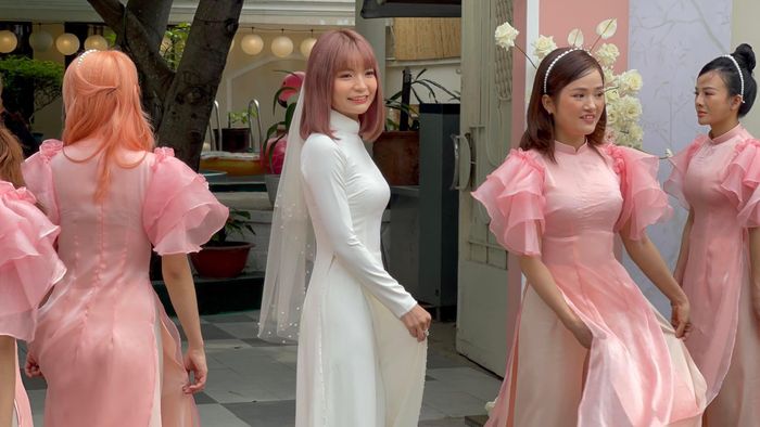  Cô dâu Thảo Vy diện áo dài trắng bên dàn dâu phụ. Sau khi sinh con gái đầu lòng, cô nhanh chóng lấy lại được vóc dáng. 