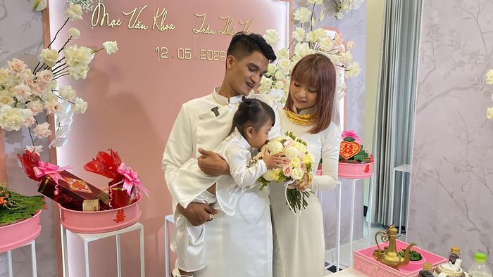  Sau lễ đính hôn, cả hai sẽ về Hải Dương chuẩn bị cho lễ cưới vào ngày 18/5. Tiệc cưới ở TP.HCM sẽ được tổ chức vào 5/6. 