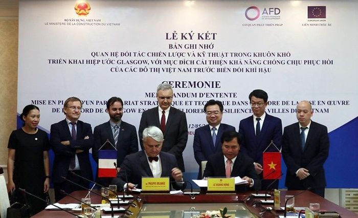 Đại diện Bộ Xây dựng và AFD ký thỏa thuận hợp tác.