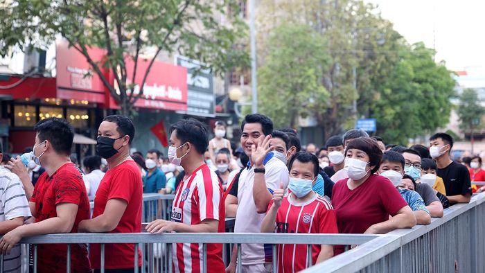 Mọi người vui vẻ xếp hàng để được vào sân Cẩm Phả theo dõi trận đấu giữa nữ Việt Nam vs nữ Philippines. Ảnh: Hiệp Hoàng
