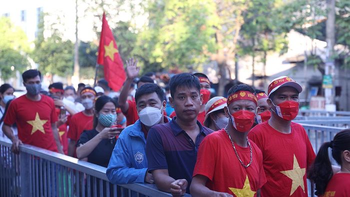 Các CĐV đã tới sân Cẩm Phả từ sớm. Ảnh: Hiệp Hoàng