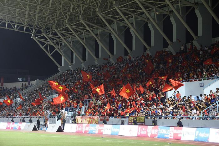 Hội CĐV Quảng Ninh đã chuẩn bị sẵn nhiều quốc kỳ để người hâm mộ có thể cổ vũ cho đội tuyển. Ảnh: Hiệp Hoàng