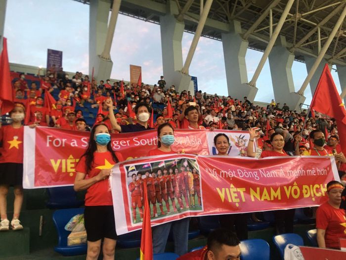 CĐV chuẩn bị banner cổ vũ đội tuyển. Ảnh: Hiệp Hoàng