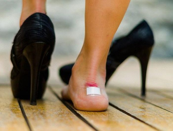 Các cô gái đừng nên cố gắng diện những item gây bất tiện cho bản thân, ví dụ như một đôi giày có phấn gót quá cao sẽ gây xước chân.