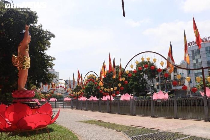 7 đài sen lớn bằng nhựa có lắp hệ thống chiếu sáng được đặt giữa kênh Nhiêu Lộc.