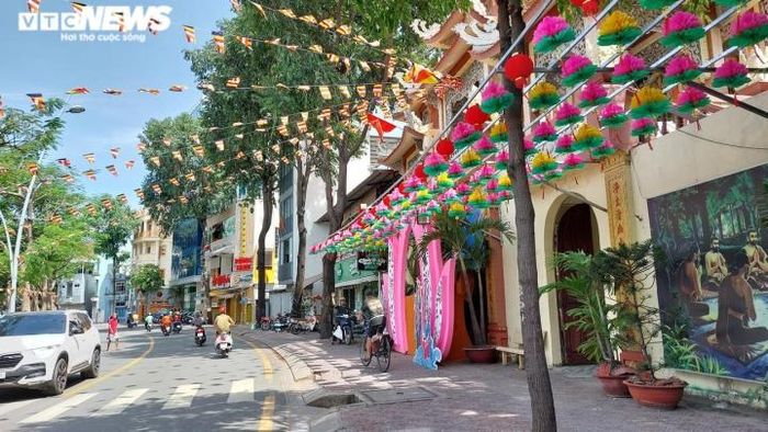 Ngoài ra, các ngôi chùa ở quận Phú Nhuận, Gò Vấp, TP Thủ Đức... cũng rực rỡ màu sắc cờ Phật giáo, lồng đèn chuẩn bị đón mừng đại lễ.
