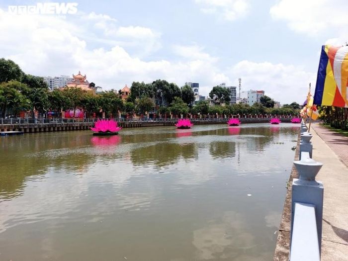 "Năm nay, chùa đã thuê 2 chiếc xà lan để người dân có thể dễ dàng thực hiện nghi thức này. Thả hoa đăng vừa có ý nghĩa cầu siêu cho các hương linh nương tựa vào cửa Phật, vừa là dịp để mọi người cầu mong một cuộc sống an vui, ấm no", nhân viên tiếp lễ chùa Pháp Hoa cho hay.