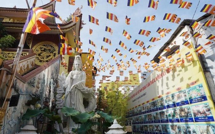 Trong khuôn viên chùa Minh Đạo, quận 3 được thiết kế cờ ngũ sắc đón mừng Khánh đản Đức Phật. (Ảnh: BGN)