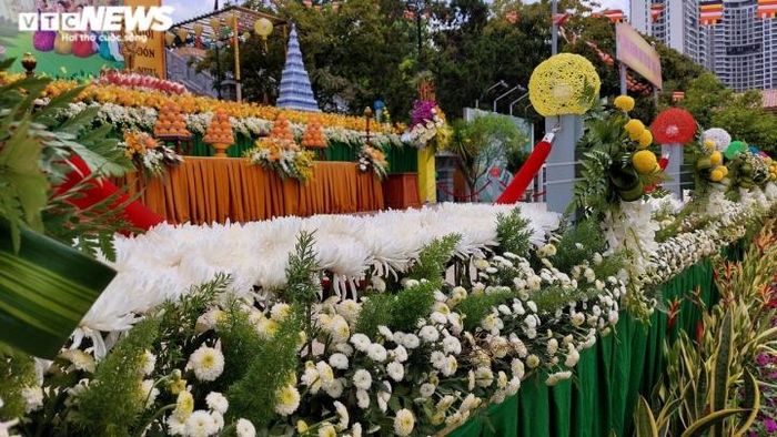 Ở phía trước chánh điện Thường Lạc Ngã Tịnh (phường An Phú, TP Thủ Đức), cờ hoa, đèn lồng đã lắp đặt hoàn thiện cách đây vài ngày để chờ đón các phật tử trong lễ Phật đản. Hoa sen, hoa cúc... được kết lại thành cụm dài để thực hiện nghi thức tắm Phật.