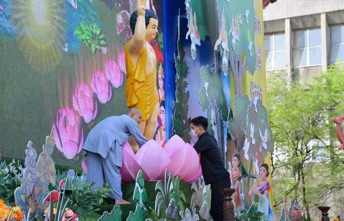 Các tăng ni, phật tử ở các chùa cũng đang hoàn thiện những bước trang trí cuối cùng để kịp đón đại lễ. 