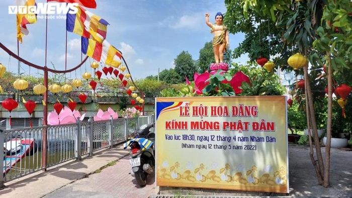 Tương tự, chùa Pháp Hoa nằm trên đường Trường Sa, quận 3 cũng đã hoàn thành mọi công tác phục vụ cho đại lễ Phật đản sắp tới. Tối nay 12/4 Âm lịch (ngày 12/5), chùa sẽ tổ chức thả hoa đăng.