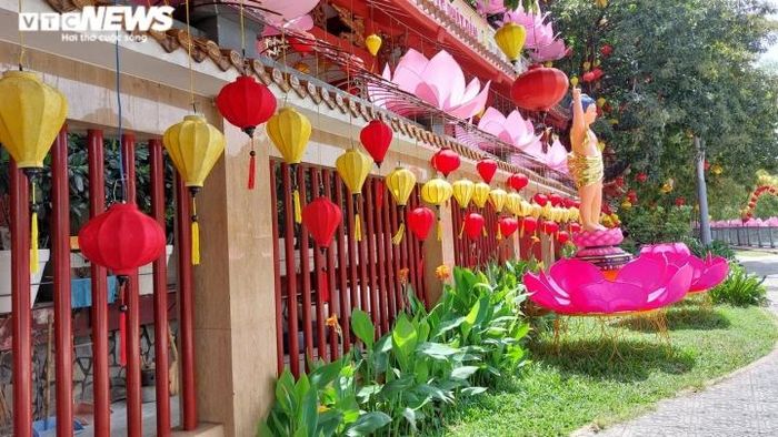 Nhân viên tiếp lễ ở chùa Pháp Hoa cho biết, lễ hội hoa đăng là một trong những nghi thức quan trọng của lễ Phật đản, những năm trước vào dịp thả hoa đăng, người dân đổ về đây rất đông. 