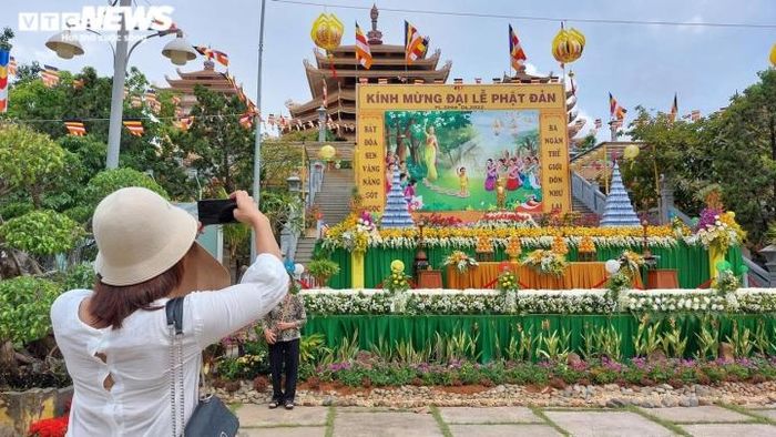 Công đoạn trang trí được các tăng ni, phật tử chuẩn bị trước nửa tháng. Những ngày qua địa điểm này thu hút nhiều khách tới tham quan, chụp hình.