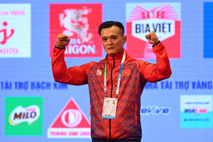 Lực sĩ Đặng Thanh Tùng không kìm được những giọt nước mắt hạnh phúc khi đứng trên bục nhận huy chương vàng. 