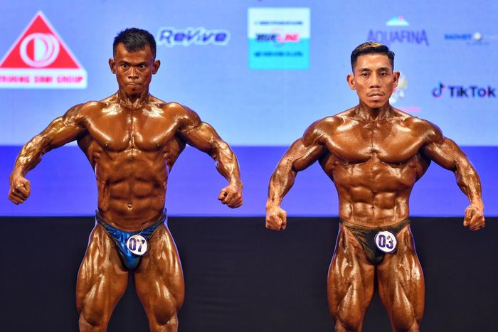  Ở độ tuổi 46, Phạm Văn Mách vẫn giữ được phong độ tốt. Những động tác gồng cơ của anh được thực hiện theo nhịp điệu không hề căng cứng trên nét mặt. 