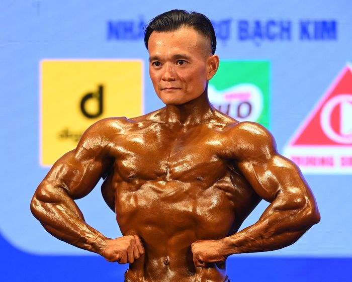  Đặng Thanh Tùng từng dính chấn thương rất nặng vì một tai nạn cách đây gần 10 năm. Thời điểm đó, bác sĩ từng khuyên vận động viên này từ bỏ tập thể hình do những tổn thương ở cột sống. Sau nhiều năm tập luyện, Đặng Thanh Tùng dần bình phục và có thể thi đấu trở lại ở các giải quốc gia. 