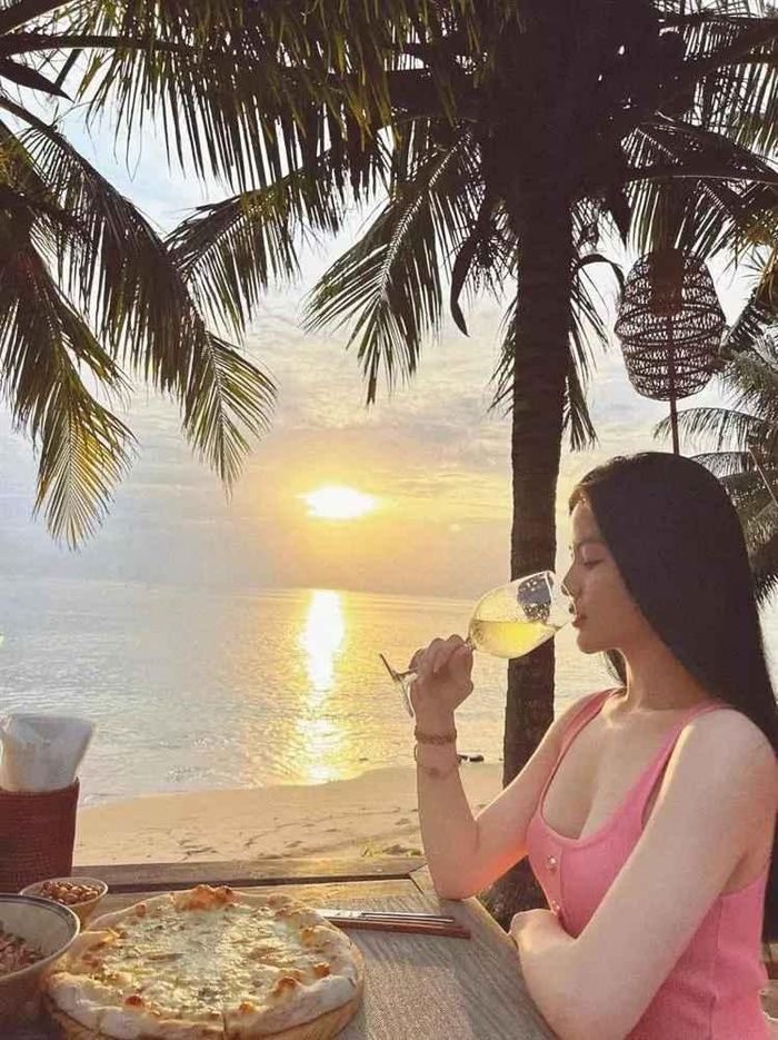 Ví dụ như Quang Hải trao ví của mình cho bạn gái cầm. Chu Thanh Huyền cũng cực kì hiểu ý bạn trai, cầm ví hộ rồi đi thẳng ra một góc để chờ.