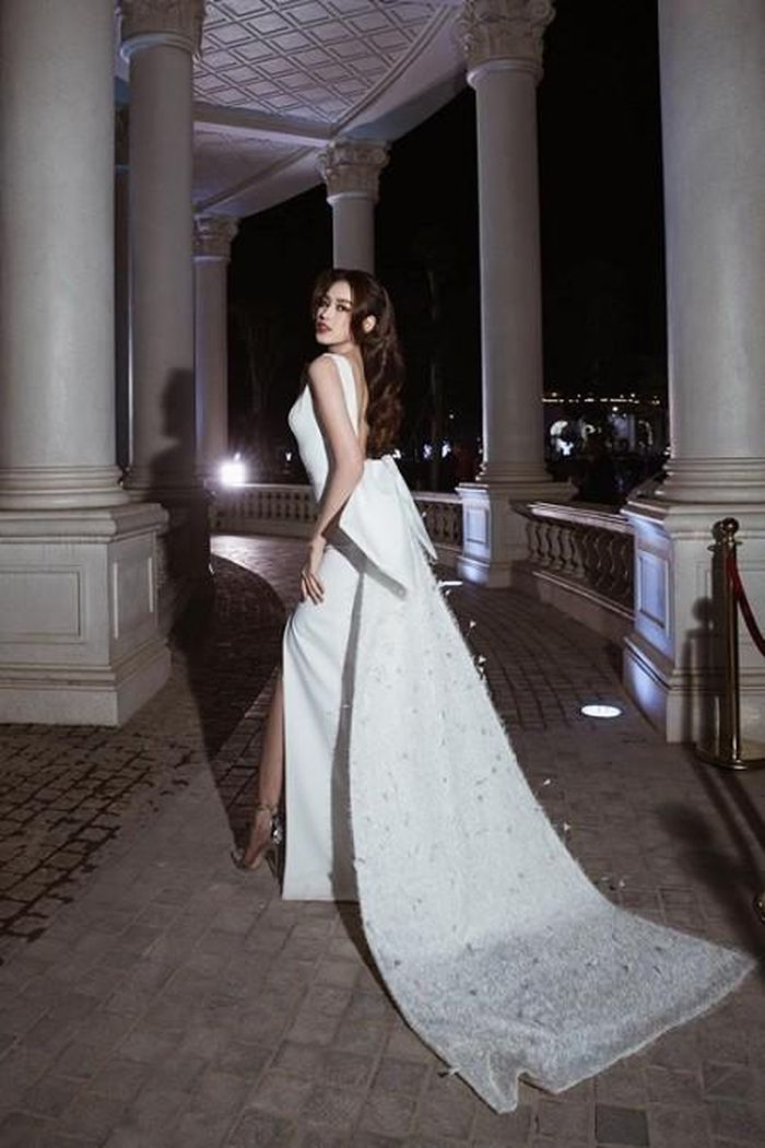 Váy dạ tiệc của Đỗ Thị Hà được bố trí phần cut out tinh tế phần lưng, chân thon. Ngoài ra nhà mốt còn sử dụng nơ to bản để tạo nên mẫu đuôi váy làm tăng phần lộng lẫy cho người mặc.