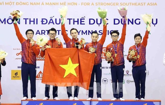 Đội tuyển thể dục dụng cụ nam giành huy chương vàng đồng đội chiều 13/5 (Ảnh: TTXVN)