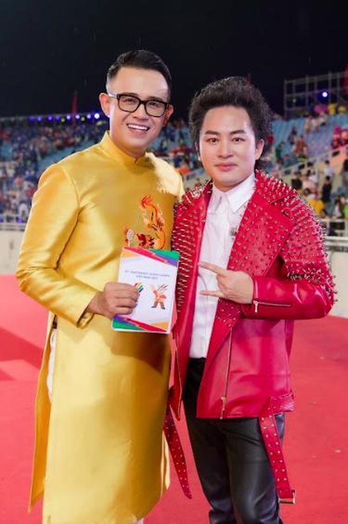 MC Đức Bảo chụp ảnh lưu niệm cùng Diva Hồng Nhung và Divo Tùng Dương. 