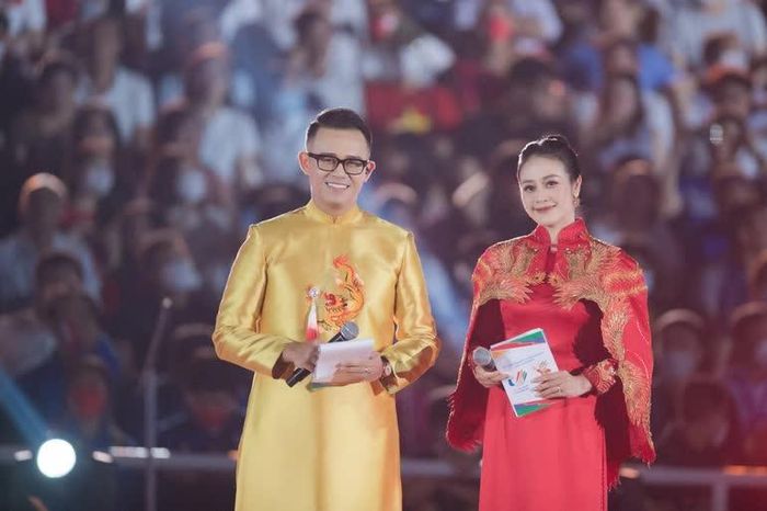 MC Đức Bảo và MC Phí Linh. 