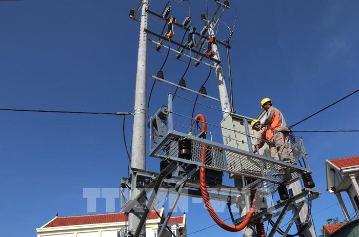 Công nhân Công ty Điện lực Nghệ An kiểm tra hoạt động thiết bị trạm biến áp. Ảnh: TTXVN