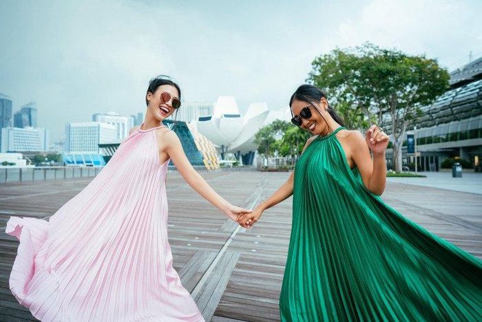 Các thiết kế đầm maxi quai yếm có lẽ là món "must have" của phái nữ mỗi mùa hè sang.