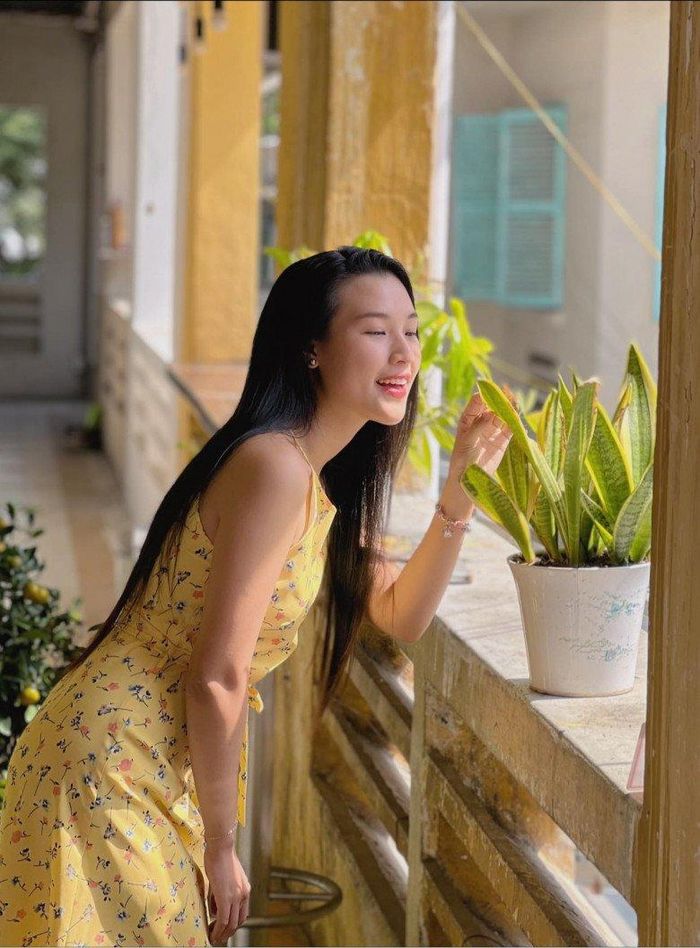 Mùa hè lại đang đến gần nên có lẽ, họa tiết hoa cùng chất liệu lụa, đũi, linen lại có tần suất xuất hiện nhiều hơn trong outfit xuống phố của người đẹp.
