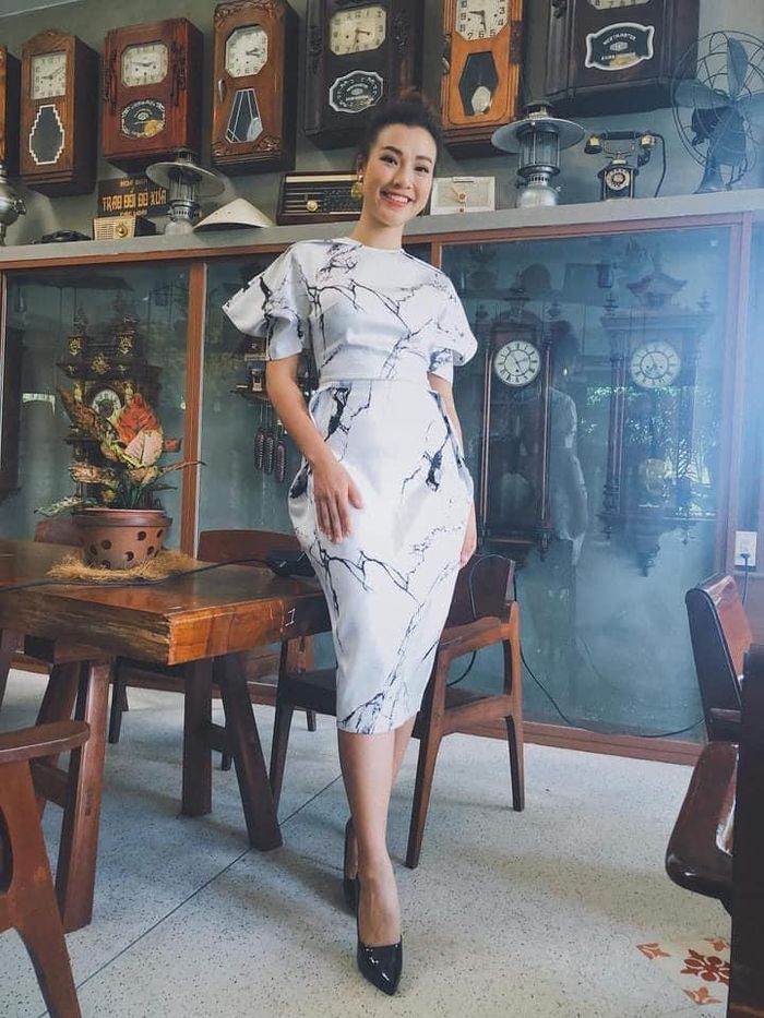 Khi đi làm, sự kiện, Hoàng Oanh lại trau chuốt nhiều hơn trong các kiểu dáng. Cô thường ưu tiên các thiết kế form peplum và với họa tiết cách điệu nhưng nền nã, thanh lịch hơn.