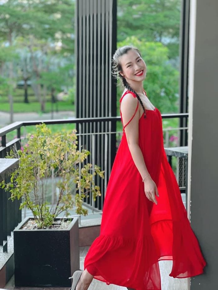 Chị em sau sinh nếu chưa tự tin lắm về vòng 2 lẫn form dáng của mình có thể tham khảo loại đầm xòe 2 dây mà Hoàng Oanh mặc.