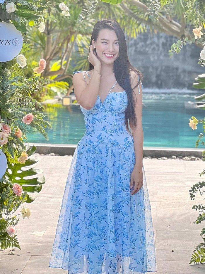 Á hậu 1 Phụ nữ Việt Nam qua ảnh 2012 chọn thiết kế họa tiết mang màu xanh blue hot trend của mùa hè 2022.