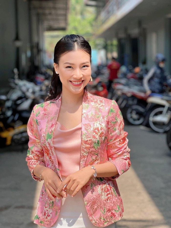 Bên cạnh váy áo, đầm dạ hội, khi đi làm Hoàng Oanh cũng linh hoạt với các set vest/suit họa tiết.