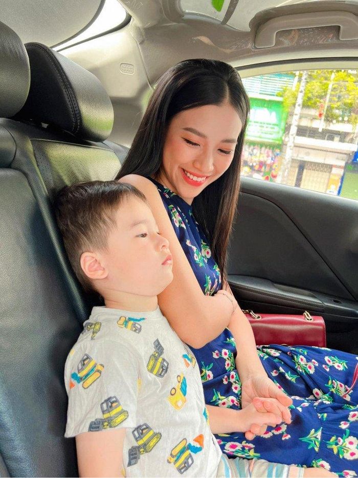 Việt Nam vốn dĩ có khí hậu nhiệt đới nên các thiết kế đầm hoa nhí không bao giờ có dấu hiệu lạc mốt.