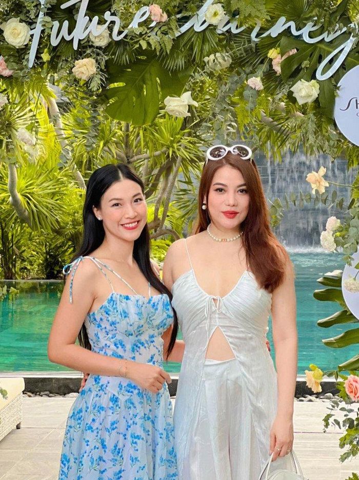 Trương Ngọc Ánh đã bước vào tuổi tứ tuần nhưng vẫn khí chất. Trong khi đó, Hoàng Oanh lại diện chiếc đầm hoa đơn giản.