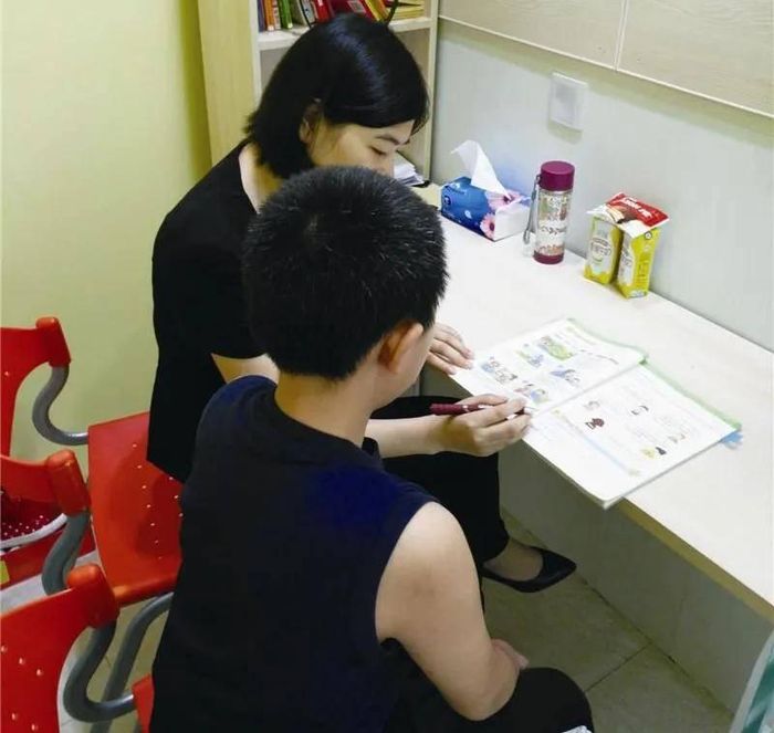 Cha mẹ là giáo viên thường cố gắng đồng hành cùng con dù là việc nhỏ nhất. (Ảnh minh họa)
