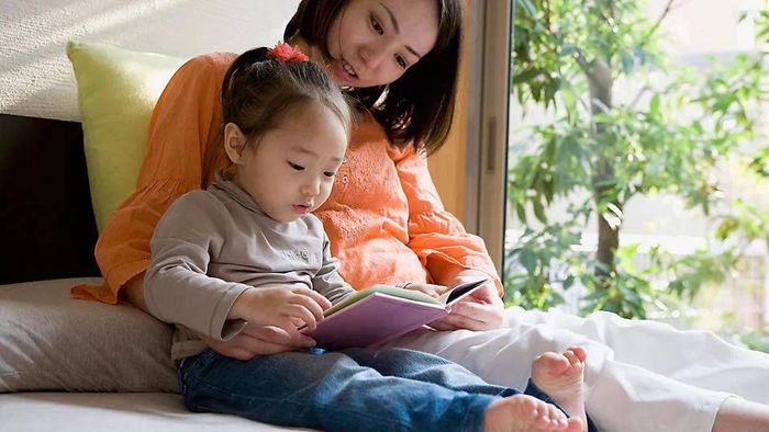 Giáo viên thường chú trọng rèn thói quen đọc sách cho con của họ mỗi ngày. (Ảnh minh họa)