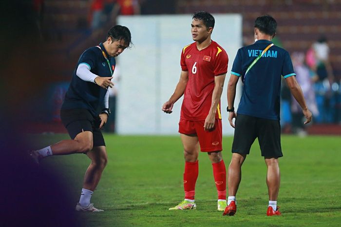  Tiền vệ Dụng Quang Nho không kịp ra chào khán giả vì bị hai trợ lý của ông Park "bắt lại". HLV thể lực Park Sung-kyun góp ý với cầu thủ của HAGL về một số động tác kỹ thuật để số 6 có thể làm tốt hơn. 