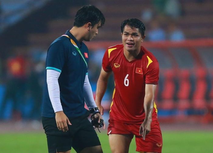  Quang Nho vào sân ở phút 90 thay cho Huỳnh Công Đến. Sau trận đấu, cầu thủ sinh năm 2000 có những trao đổi riêng với HLV thể lực. 