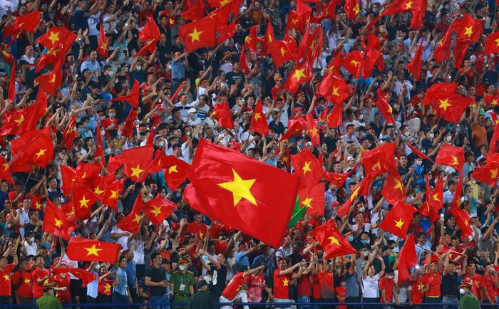  Không khí cuồng nhiệt trên khán đài diễn ra xuyên suốt trận đấu giành ngôi đầu của U23 Việt Nam vào tối 13/5. Không còn màn ném giấy vệ sinh, thay vào đó, khán giả phất cờ cổ vũ rất đẹp. Ban tổ chức thông báo có hơn 16.000 người góp mặt. 