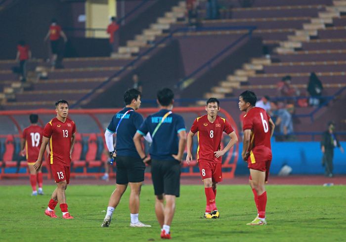  Thời điểm này, hầu hết khán giả đã ra về. Một nhóm 6 cầu thủ dự bị đang tập nhồi nhả thể lực sau trận cùng HLV thể lực Park Sung-kyun. Hoạt động này thu hút sự hiếu kỳ của khán giả còn nán lại. 